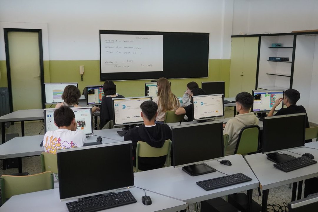 Imagen de archivo de alumnos trabajando con ordenadores en un instituto de Vigo.