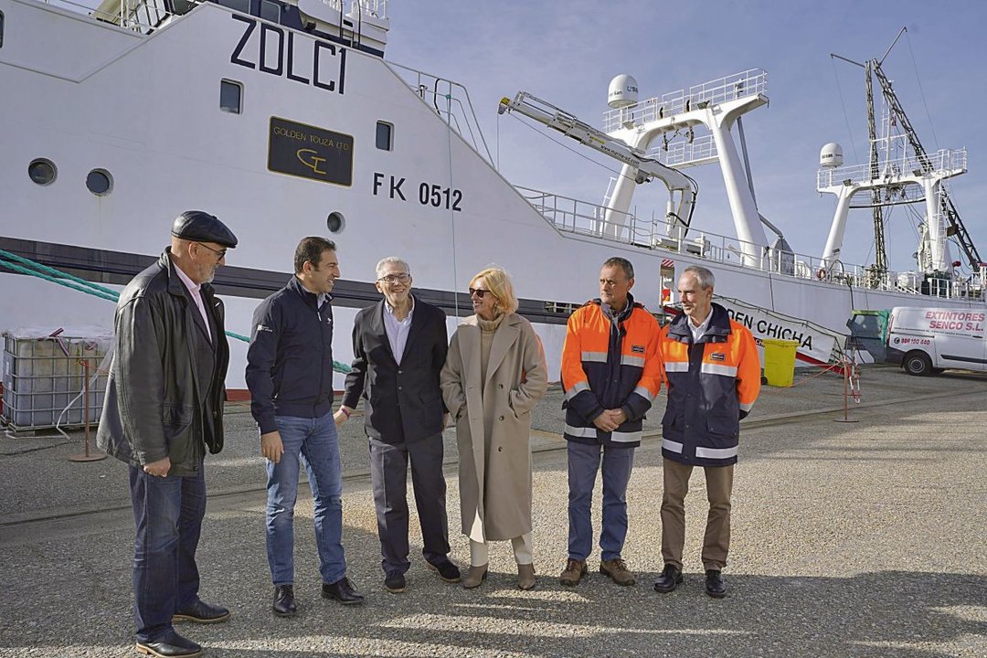 El conselleiro Alfonso Villares, con Javier Touza ante su barco, con matrícula de Falkland.