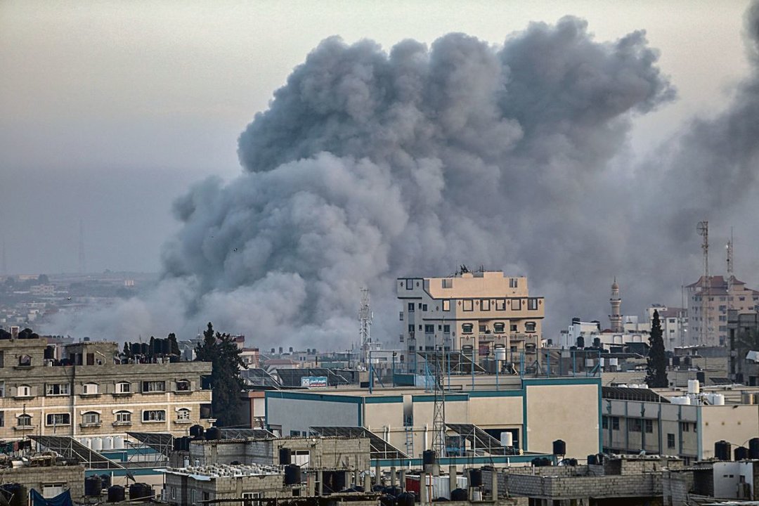 Bombardeos israelís, ayer sobre la ciudad de Rafah, al sur de la Franja.