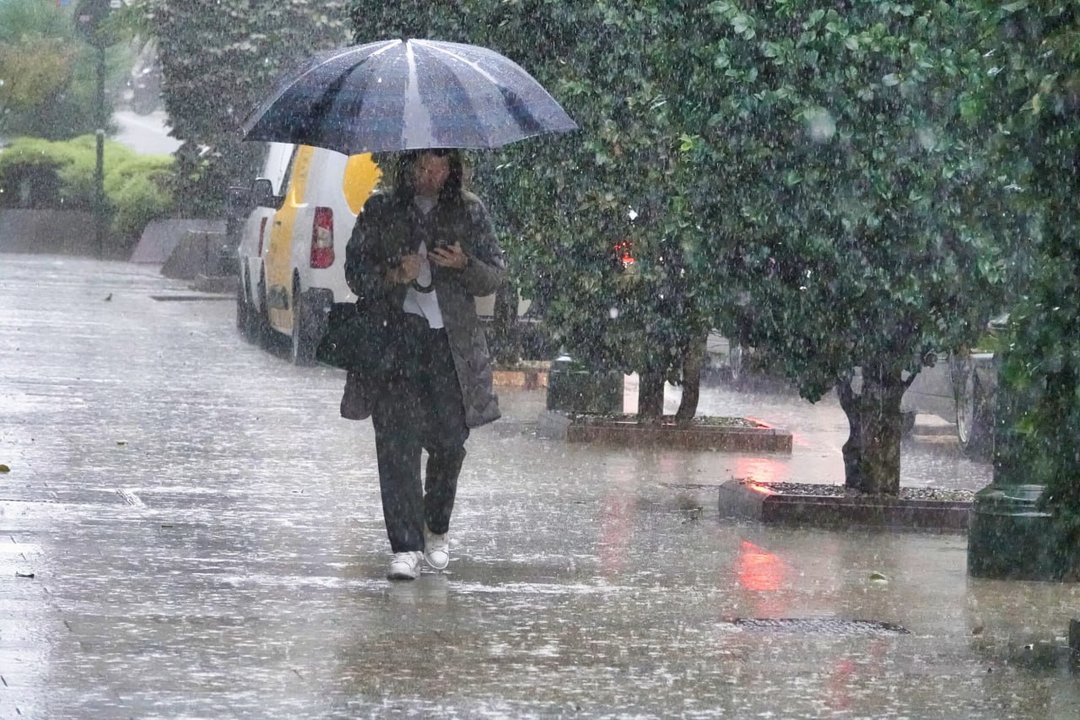 Una mujer se protege de la lluvia en Vigo, el pasado octubre. // Vicente Alonso