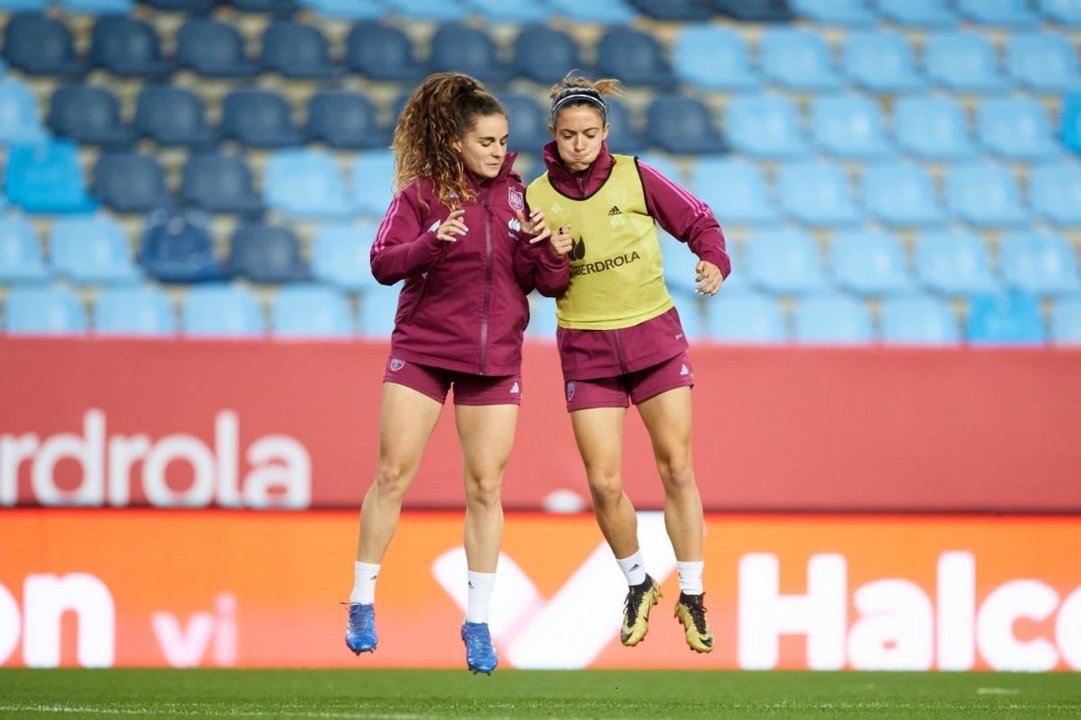 Tere Abelleira salta junto a Aitana Bonmatí en el entrenamiento de ayer.