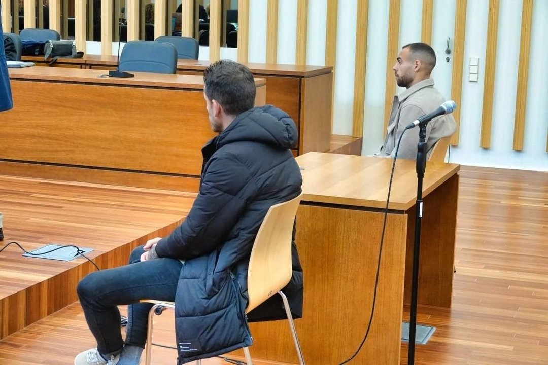 Adrián S. y Gregorio G., durante el juicio que se celebró en la sección quinta de la Audiencia en Vigo.