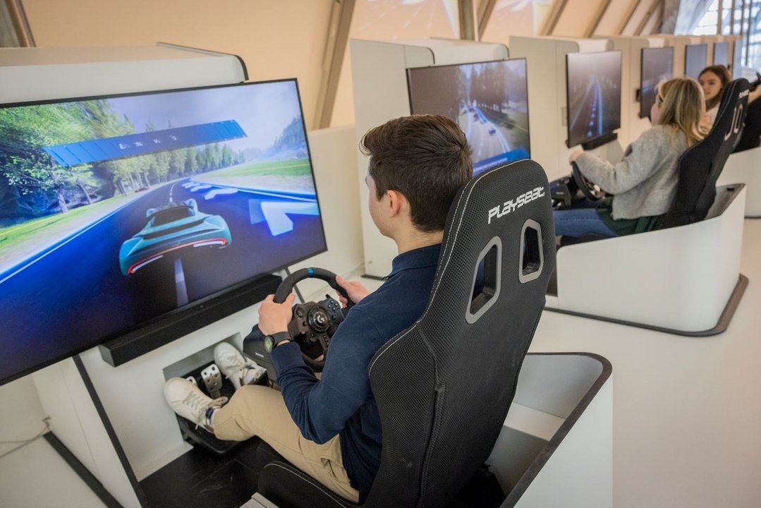 Varios menores de edad practican la conducción en un simulador virtual. // E.P.