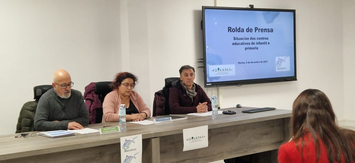 Representantes de los colegios públicos y las Anpas de Vigo, ayer en rueda de prensa.