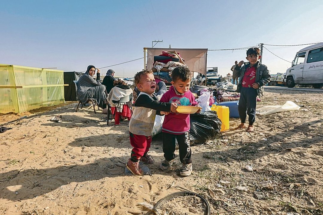 Los palestinos desplazados que huyeron de Khan Yunis se ubican en refugios improvisados ​​en Rafah.