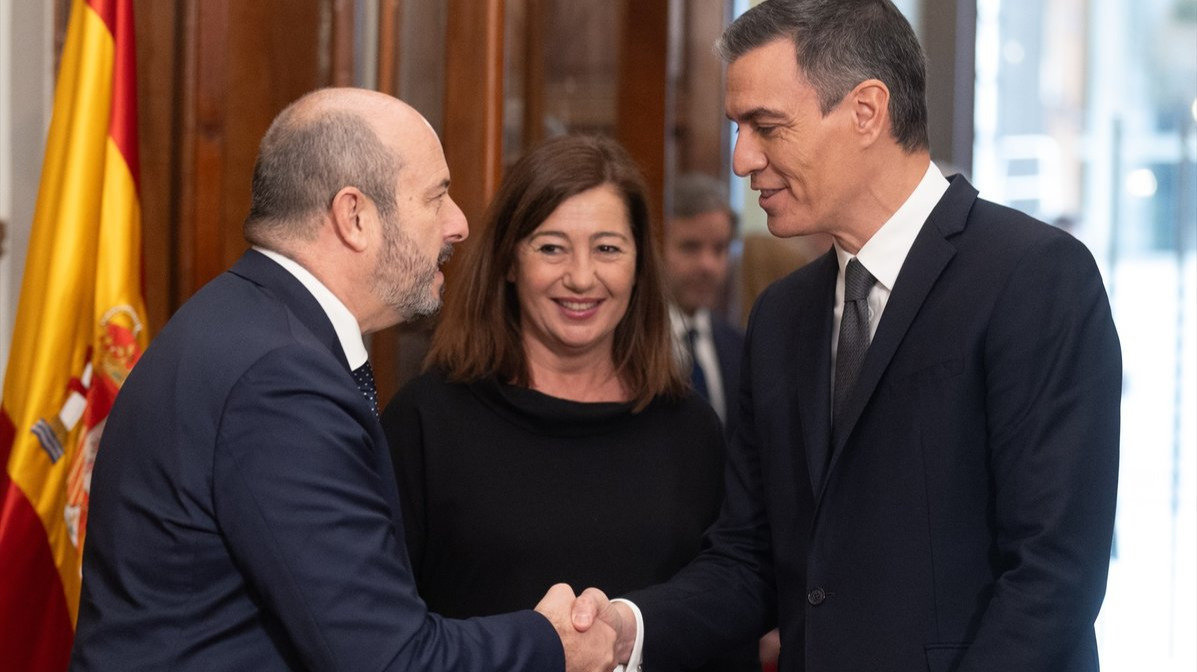 Sánchez saluda al presidente del Senado en presencia de Armengol. // E.P.