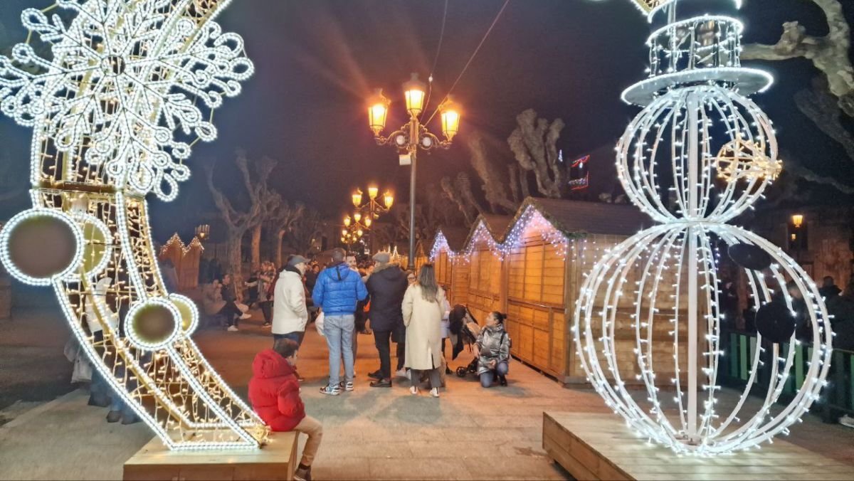 El mercadillo de Nadal de Bouzas permanecía cerrado, pese a tener ayer prevista su inauguración en la alameda.