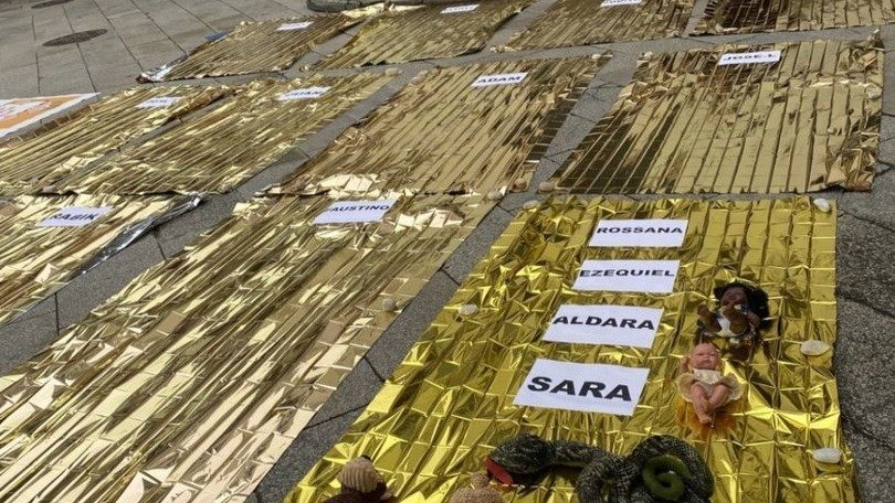 Lonas doradas con los nombres de los fallecidos, ayer en Vigo.