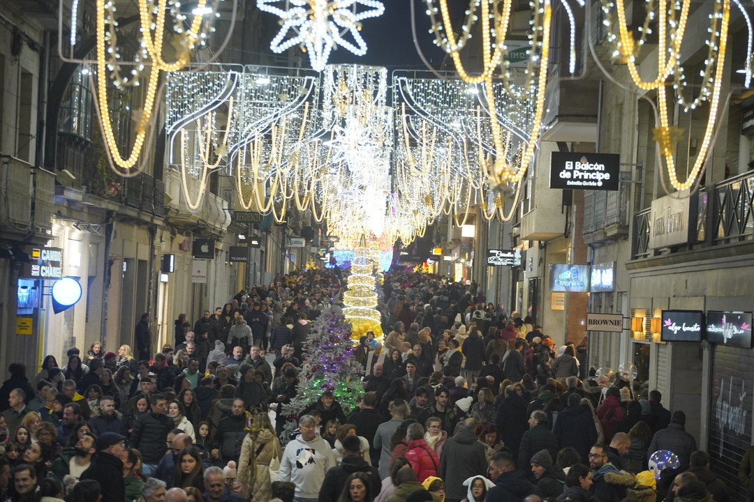 La calle Príncipe colapsada de gente por las luces de Navidad. // J.V. Landín