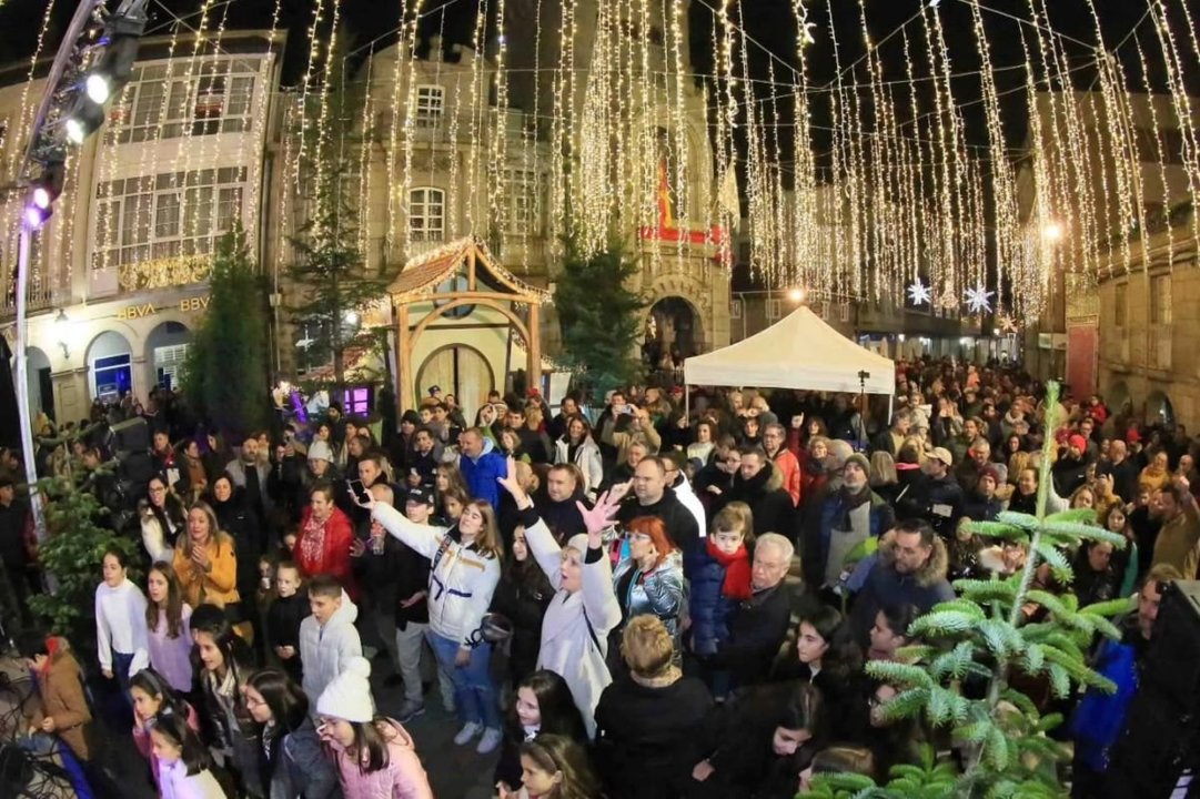 Porriño ‘iluminó’ una Navidad con nieve, en la Plaza del Arquitecto  Antonio Palacios, abarrotada de gente.