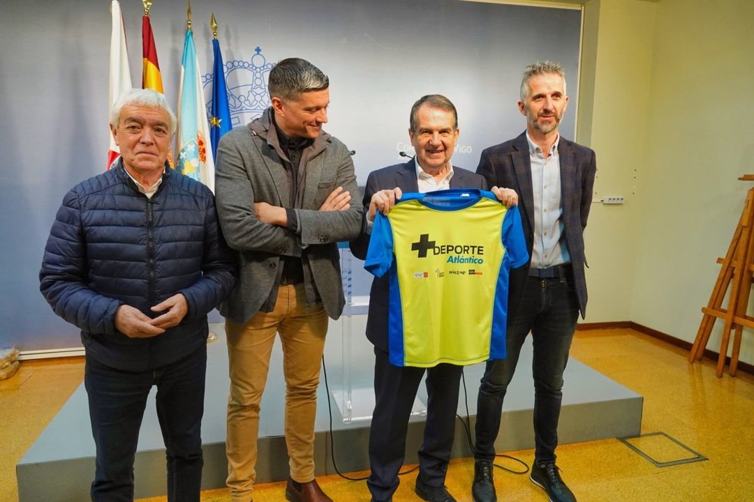 Caballero luce la camiseta de +Deporte Atlántico junto a Manel Fernández, Fran Cortegoso y David Posada.