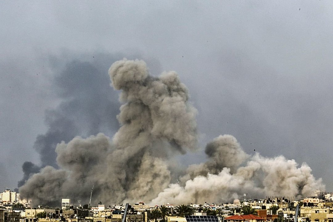 El ejército de Israel está sometiendo a la ciudad de Jan Yunis a un intenso bombardeo.