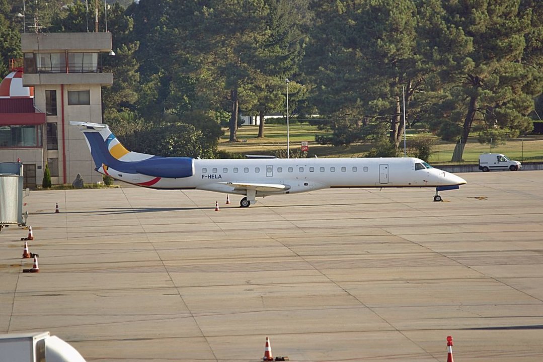 Un avión privado estacionado en el aeropuerto de Peinador.