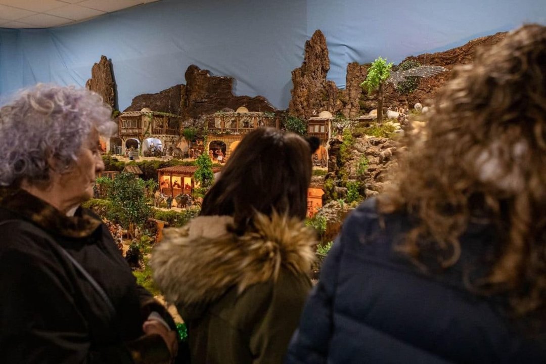 Visitantes contemplando el Belén artesanal de Gondomar tras su inauguración.