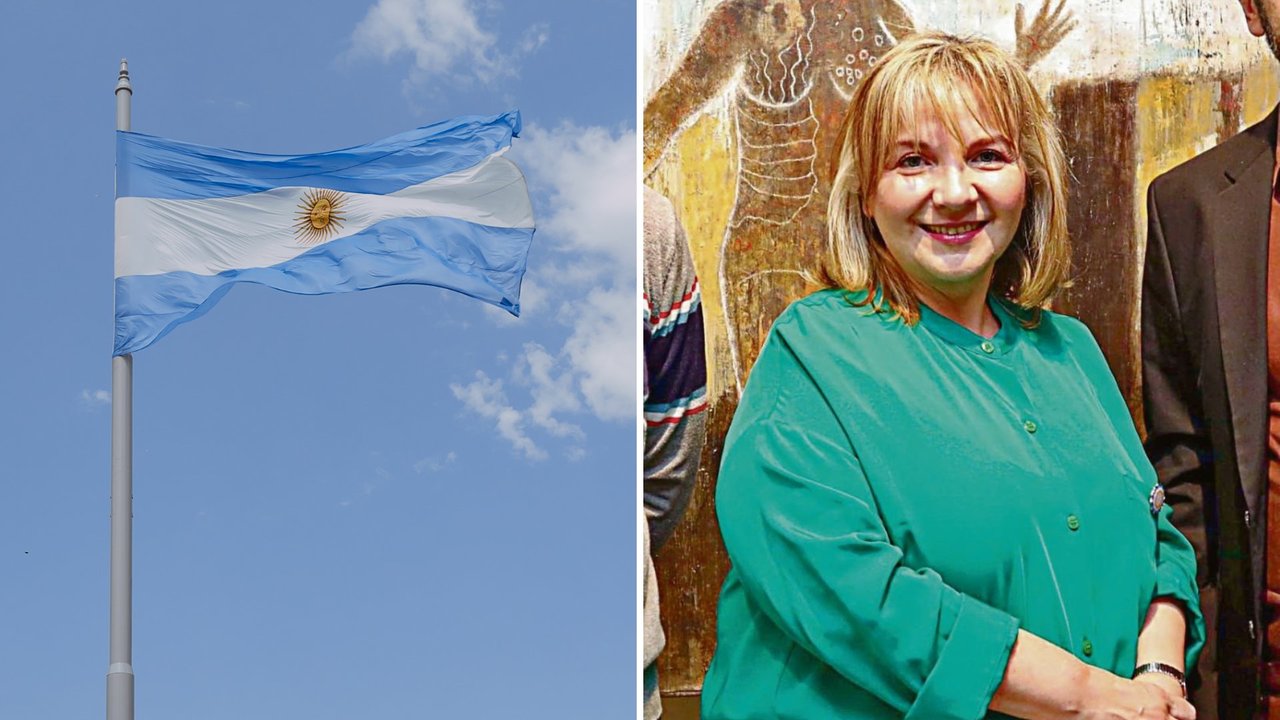 La bandera de Argentina y la nueva cónsul Silvina Montenegro, que repite en Vigo en un segundo mandato.