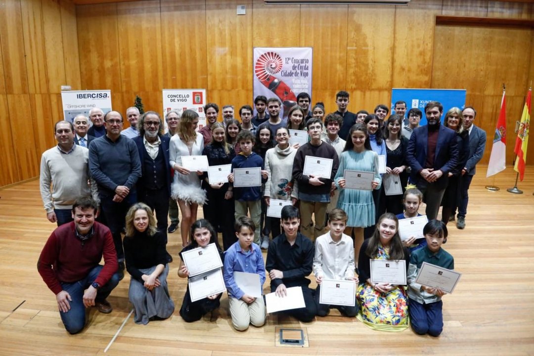 Los ganadores y jurado del Concurso de cuerda ayer en Vigo.
