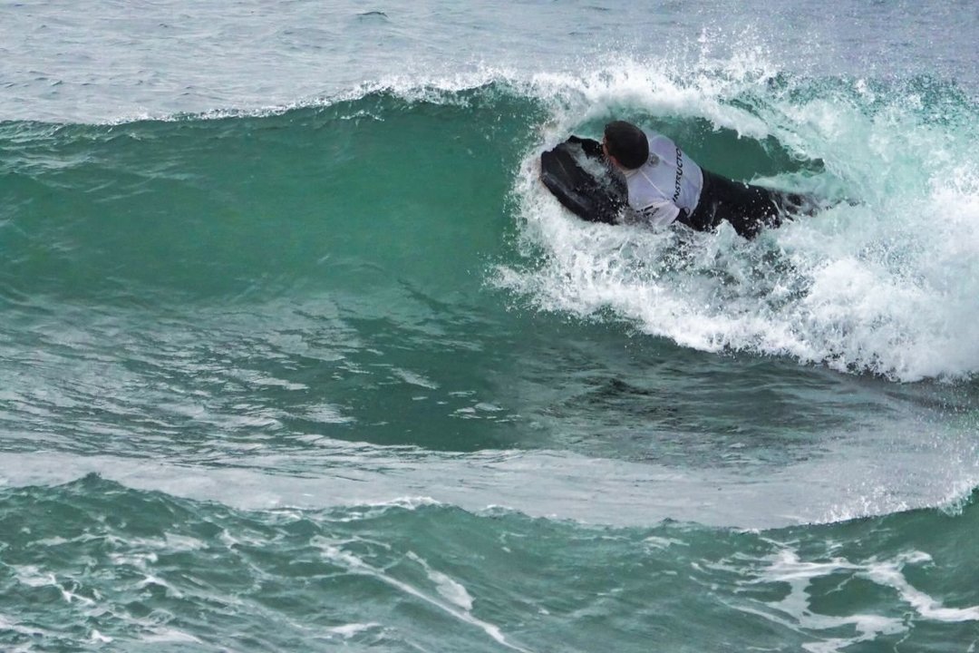 Paralelamente a las competiciones de surf en categoría femenina y máster, también se disputaron ayer las rondas preliminares de body-board en la Copa Galicia del arenal miñorano