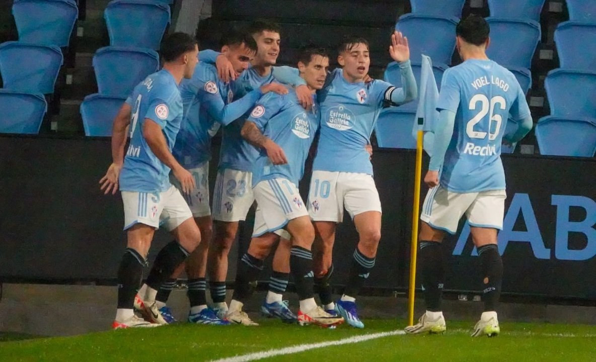 Alfon, en el centro de la imagen, celebra junto a sus compañeros el primero de los dos goles que anotó ayer para guiar al filial hacia el liderato.