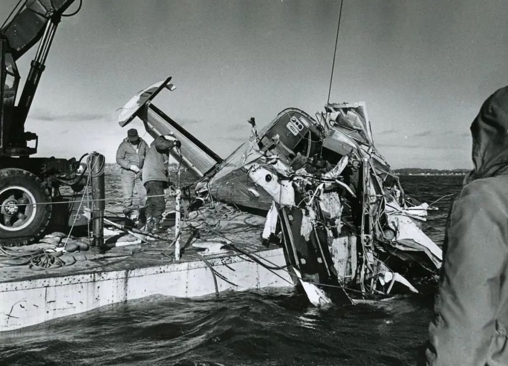 Los restos del aparato en el que viajaban Redding y su banda son extraídos del fondo del lago Monona.