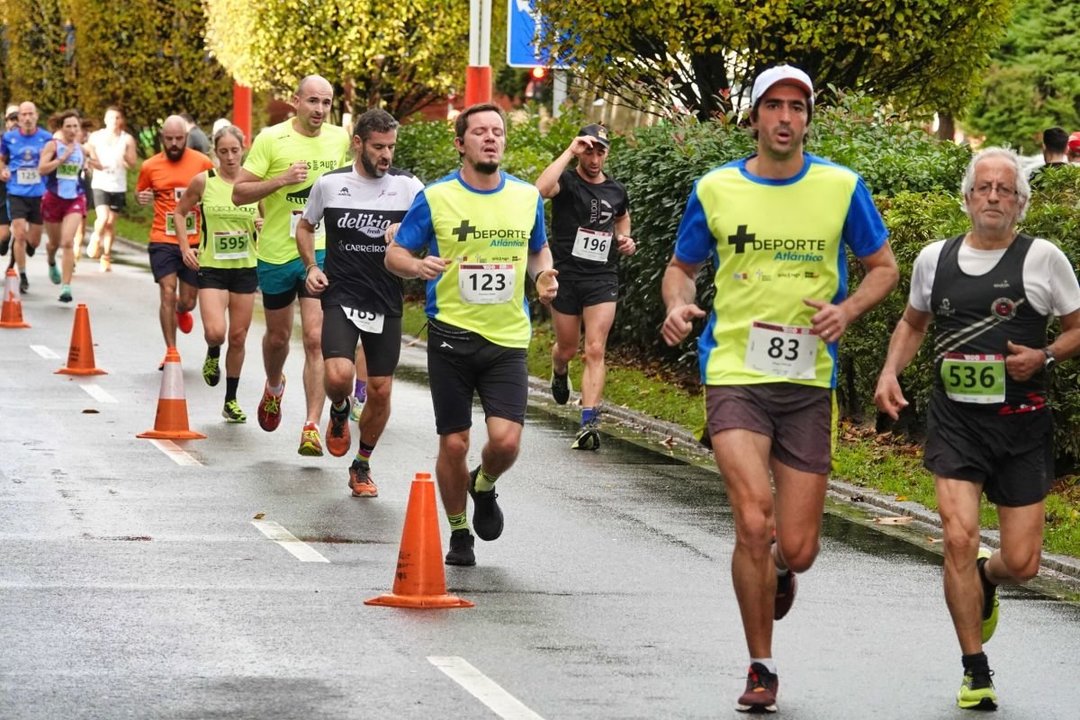 Un grupo de corredores, durante el transcurso de la prueba por las calles de Vigo, algunos con la camiseta de + Deporte Atlántico.