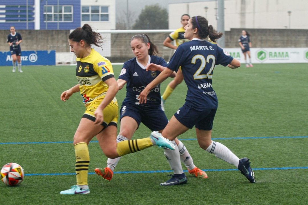 Noelia Pereira, autora del único gol del partido, trata de irse de dos rivales en el partido de ayer.