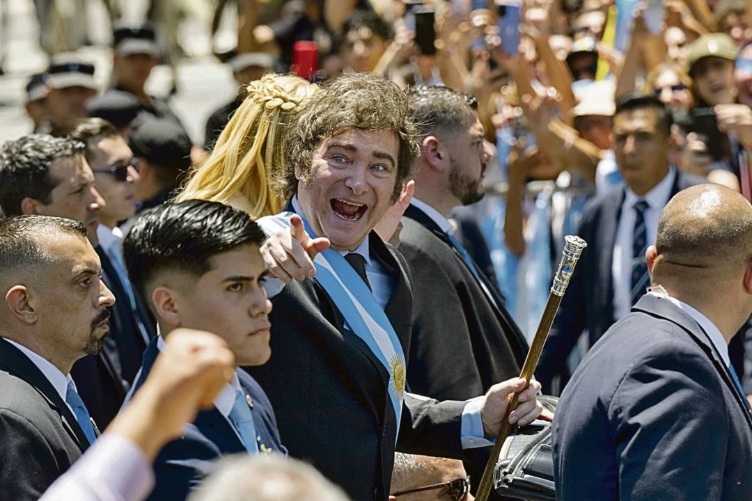 Milei saluda a los argentinos durante su toma de posesión en Buenos Aires.