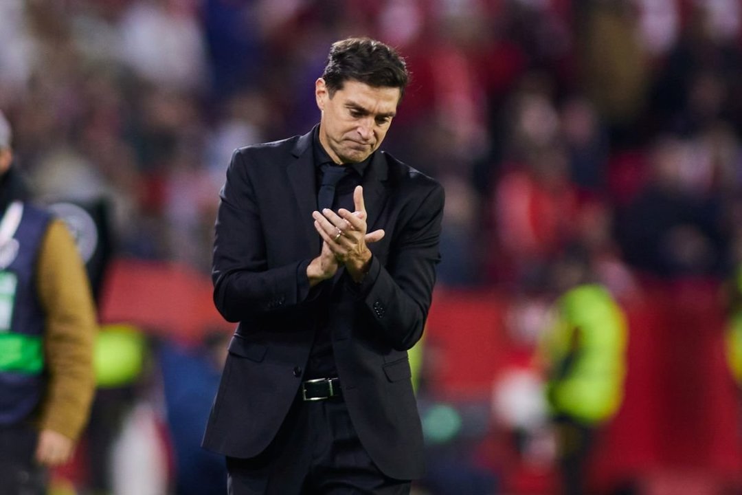 Diego Alonso, entrenador del Sevilla, sabe que se juega su futuro en cada partido.