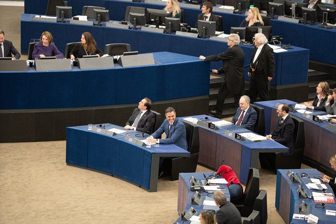 El ministro de Exteriores, Unión Europea y Cooperación, José Manuel Albares (1i), y el presidente del Gobierno, Pedro Sánchez (2i), en el Parlamento Europeo. // EP