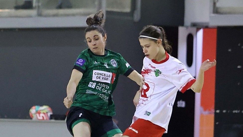 Lucía González ‘Lutxi’ trata de arrebatar el balón a una rival en un partido de esta temporada.