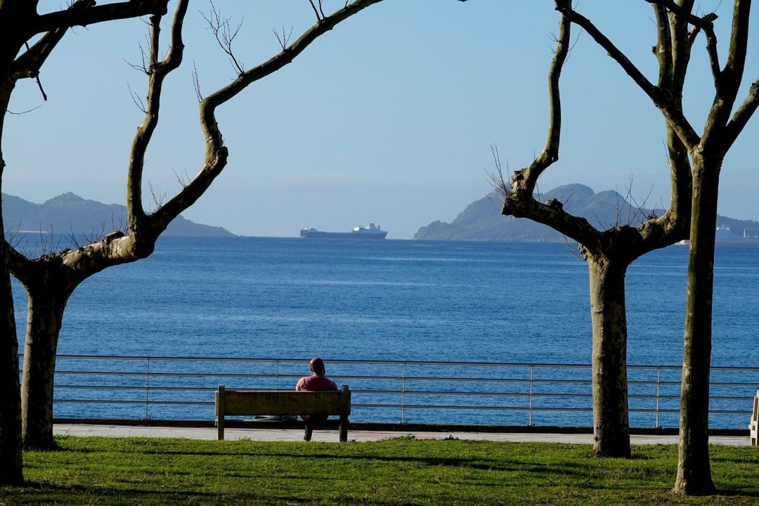 Una persona disfrutando de las vistas a las islas Cíes desde Samil. // Vicente Alonso