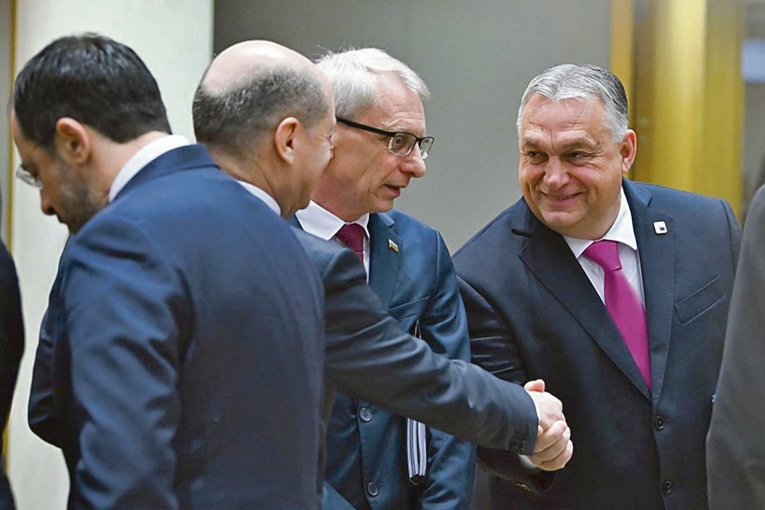 El canciller alemán Olaf Scholz saluda al presidente de Hungría, Viktor Orban.