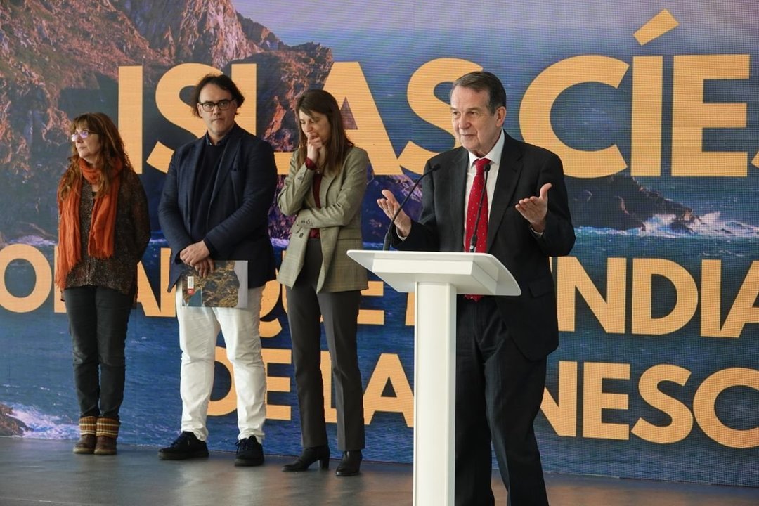 El alcalde, Abel Caballero, en la presentación del comité encargado de elaborar la candidatura de Cíes a Geoparque de la Unesco.