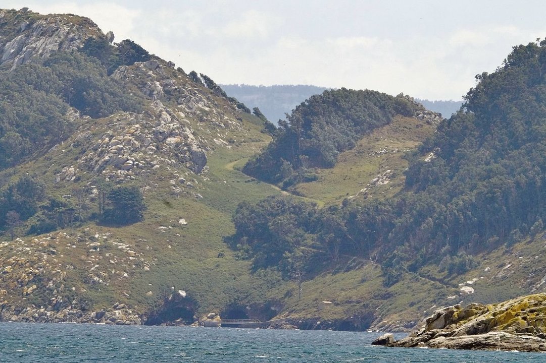 Las Cíes aspiran a estar en esta lista. A la imagen, la escarpada costa de la isla de San Martiño.