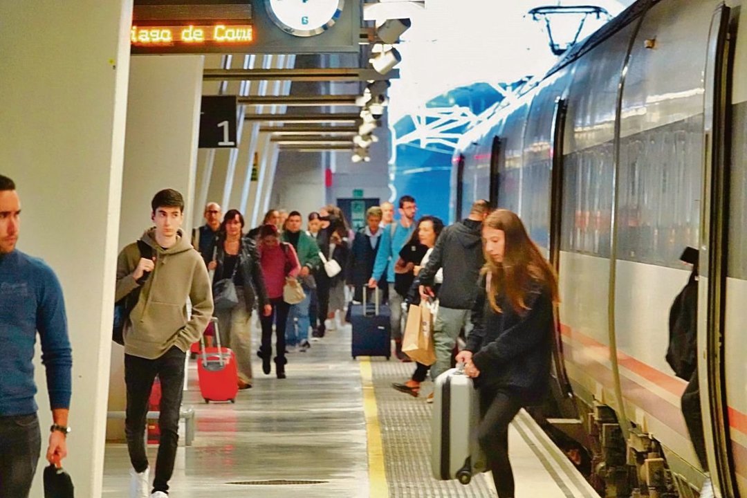 Varios pasajeros de tren llegan desde A Coruña hasta la estación de Urzaiz.