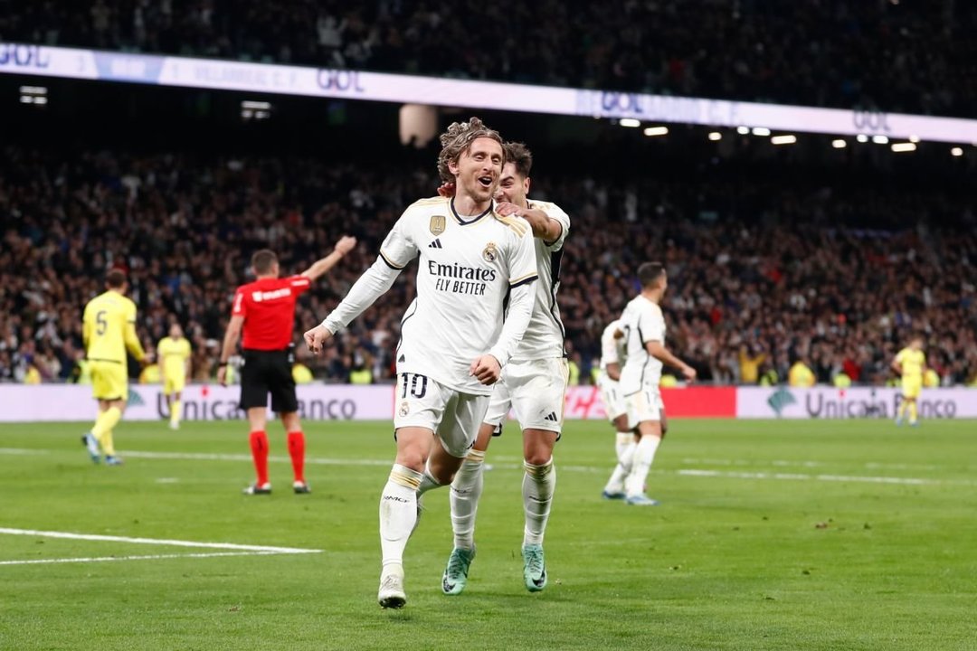 Modric y Brahim Díaz celebran el gol del croata, el cuarto del Madrid.
