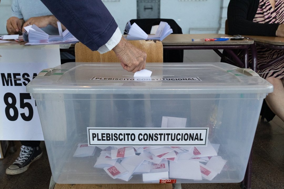Un hombre vota por la nueva Constitución en Chile. // EP