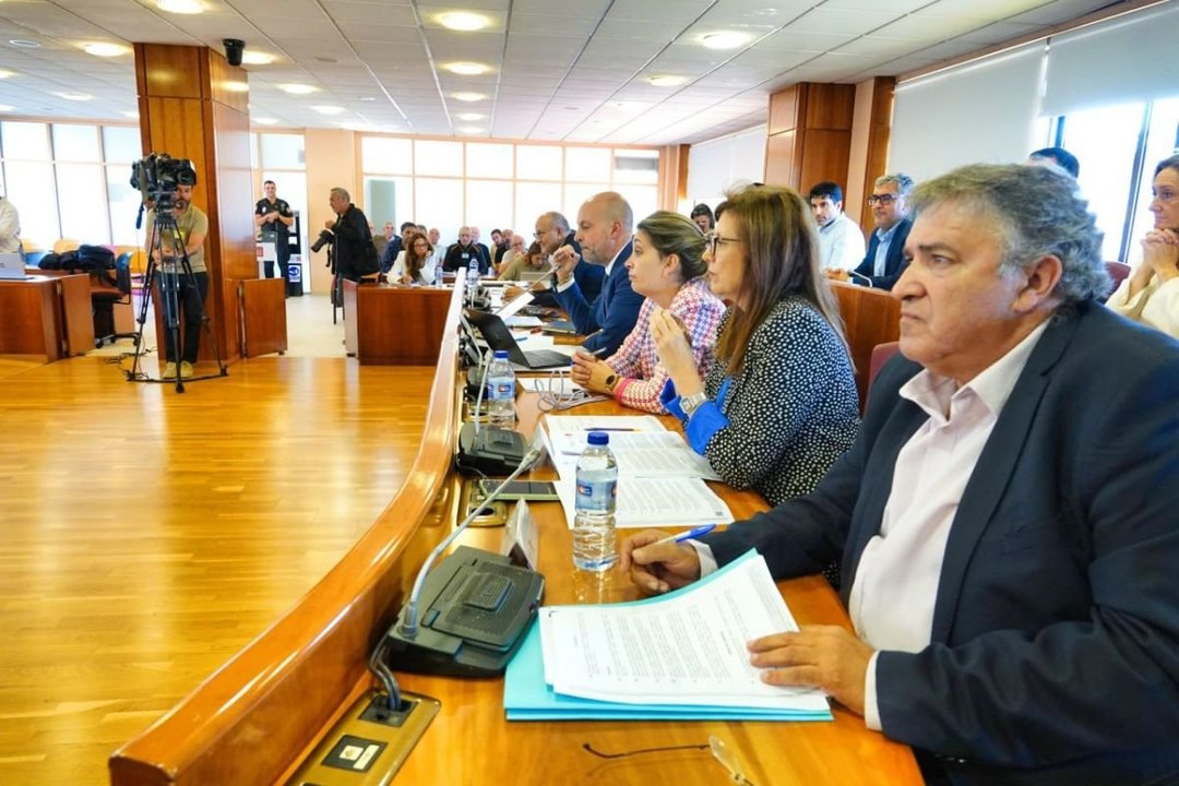 Los concejales María José Caride, Patricia Rodríguez y Jaime Aneiros en el pleno.