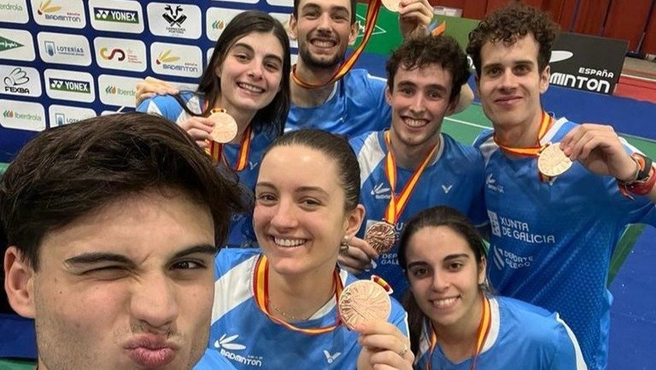 La selección gallega, celebrando el bronce logrado en Cáceres.