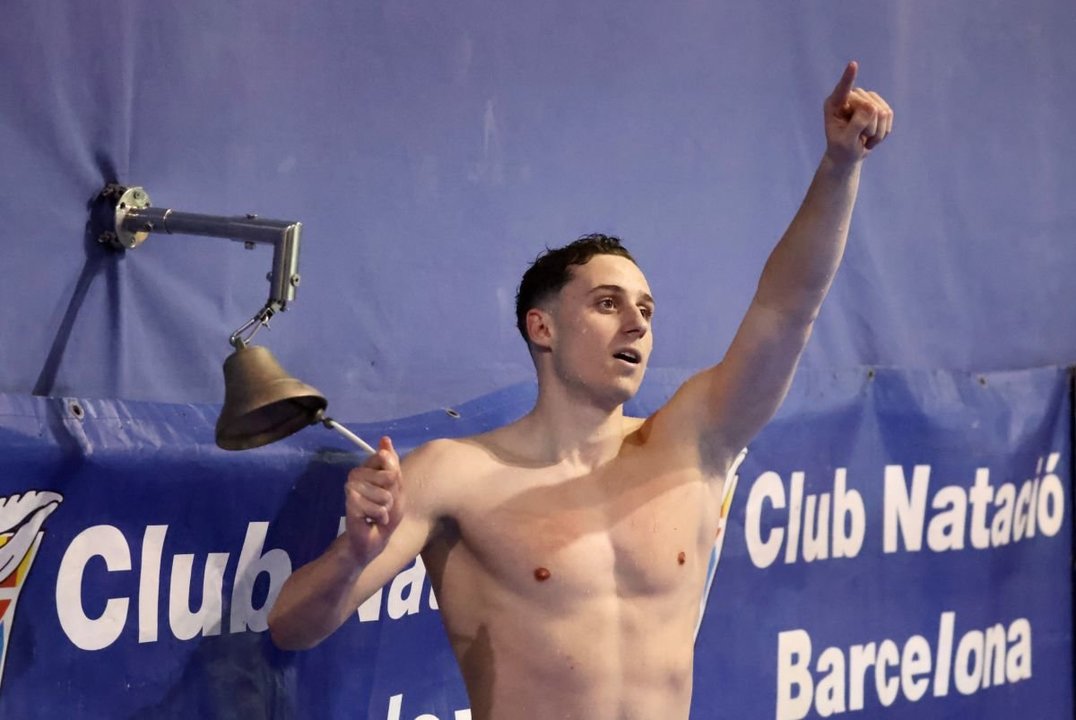 El vigués Miguel Martínez Novoa toca la campana de los récords en la piscina Nova Escullera, del CN Barcelona.