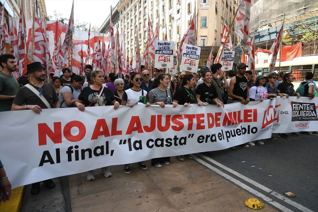 Protestas en Argentina contra los recortes de Milei. // EP