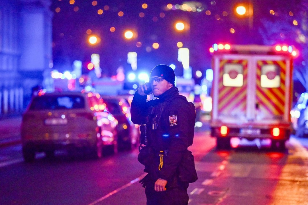 Un policía en el entorno de la facultad de Artes de Praga en la que se produjo el tiroteo. // Europa Press