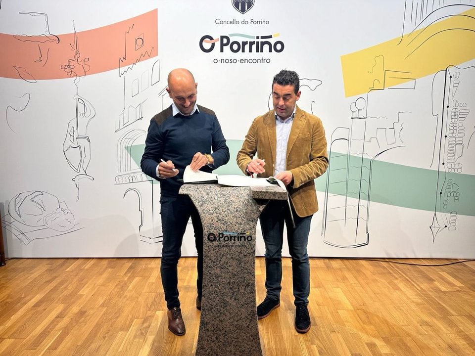 Alejandro Lorenzo y Luis López, firmando el nuevo convenio en el Concello de O Porriño.