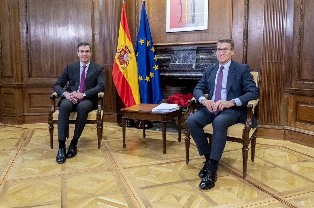 Sánchez y Feijóo posan antes de comenzar su reunión en el Congreso. // E.P.