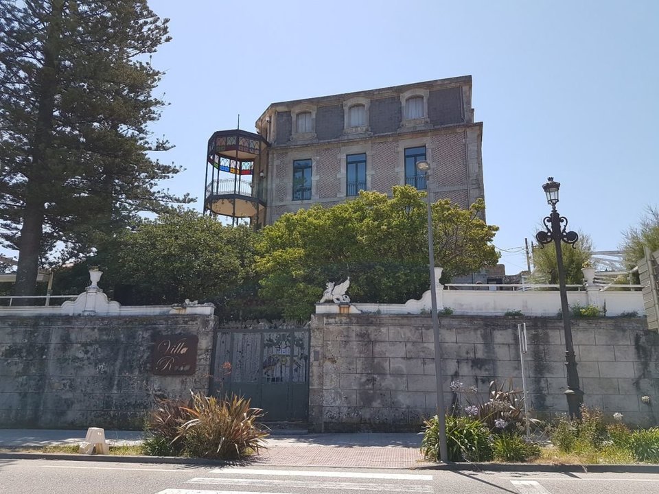 El local Villa Rosa, a la entrada de Baiona desde Santa María de Oia, lleva años con denuncias.