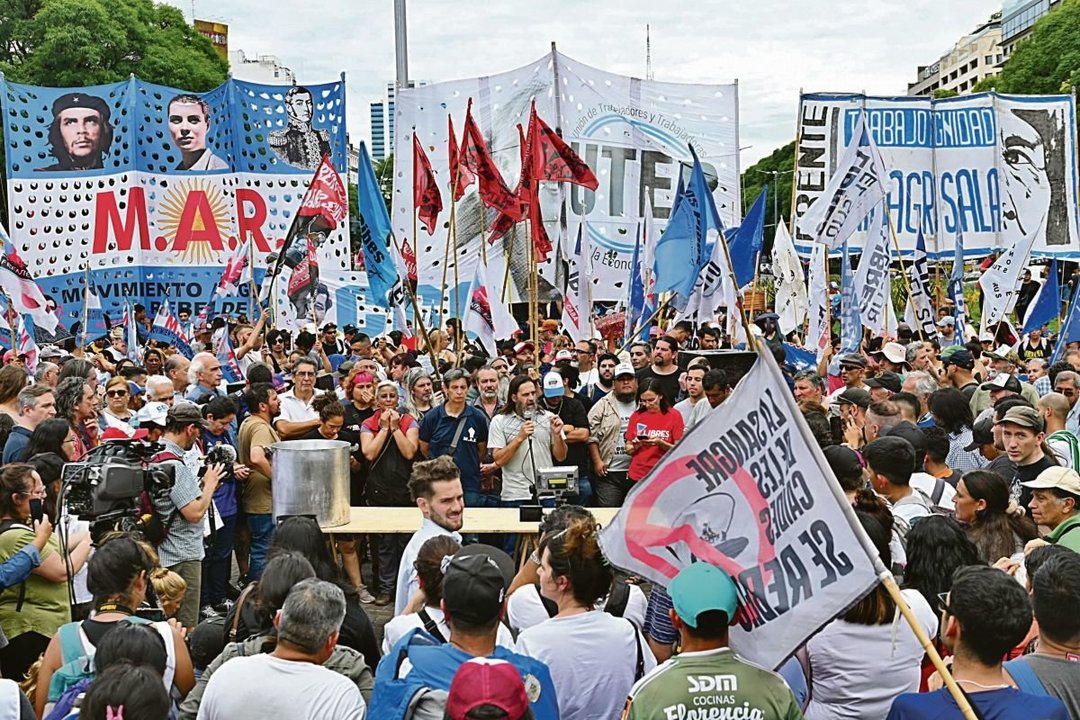 Representantes sindicales hablan durante una protesta contra las medidas de Milei.