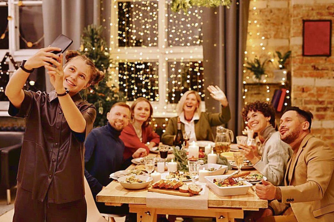 Una familia se hace un selfie navideño en la cena de Nochebuena.