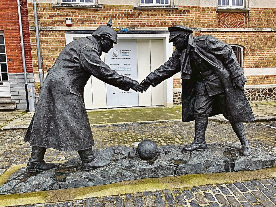 Estatua que se erige frente a la iglesia de San Lucas en Liverpool y que muestra a dos combatientes alemán y británico antes de jugar al fútbol.