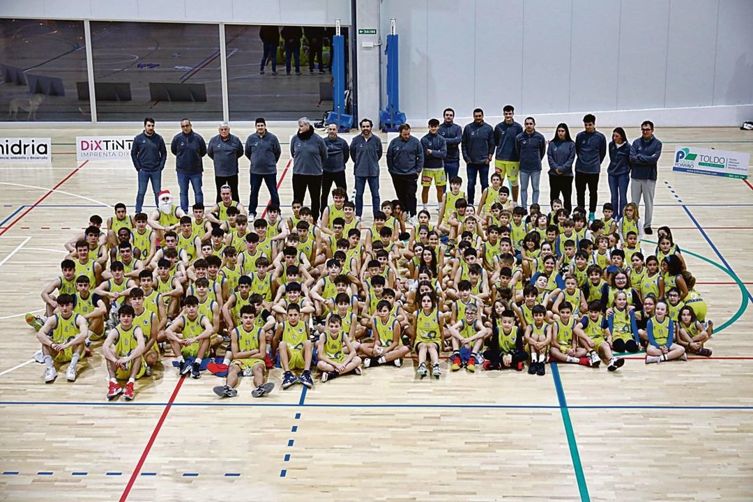 El club Novobasket reunió a sus equipos de formación en el pabellón de Quirós, en Sárdoma.