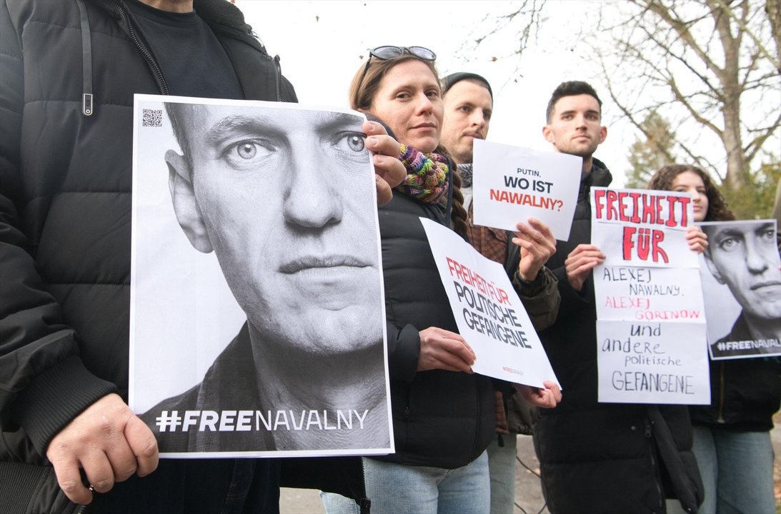 Manifestantes en Berlín piden la liberación de Navalni.