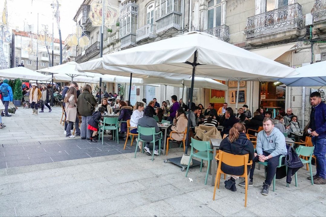 Terrazas llenas en Porta do Sol aprovechando el buen tiempo en Vigo. // Vicente Alonso